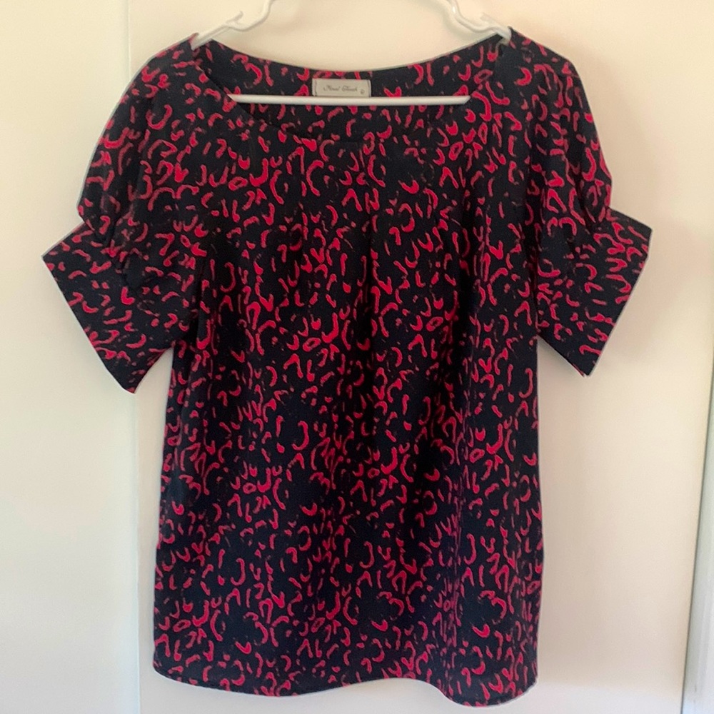 Short sleeve blouse with black and red print